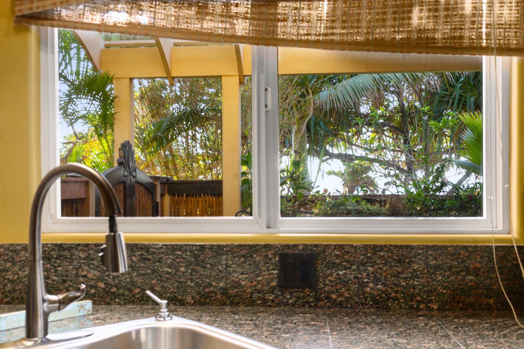 Plumeria Suite, 2-Bedrooms, Sleeps 6, Pool & Bbq, Pre-Renovation Summer Sale Kihei Exterior photo